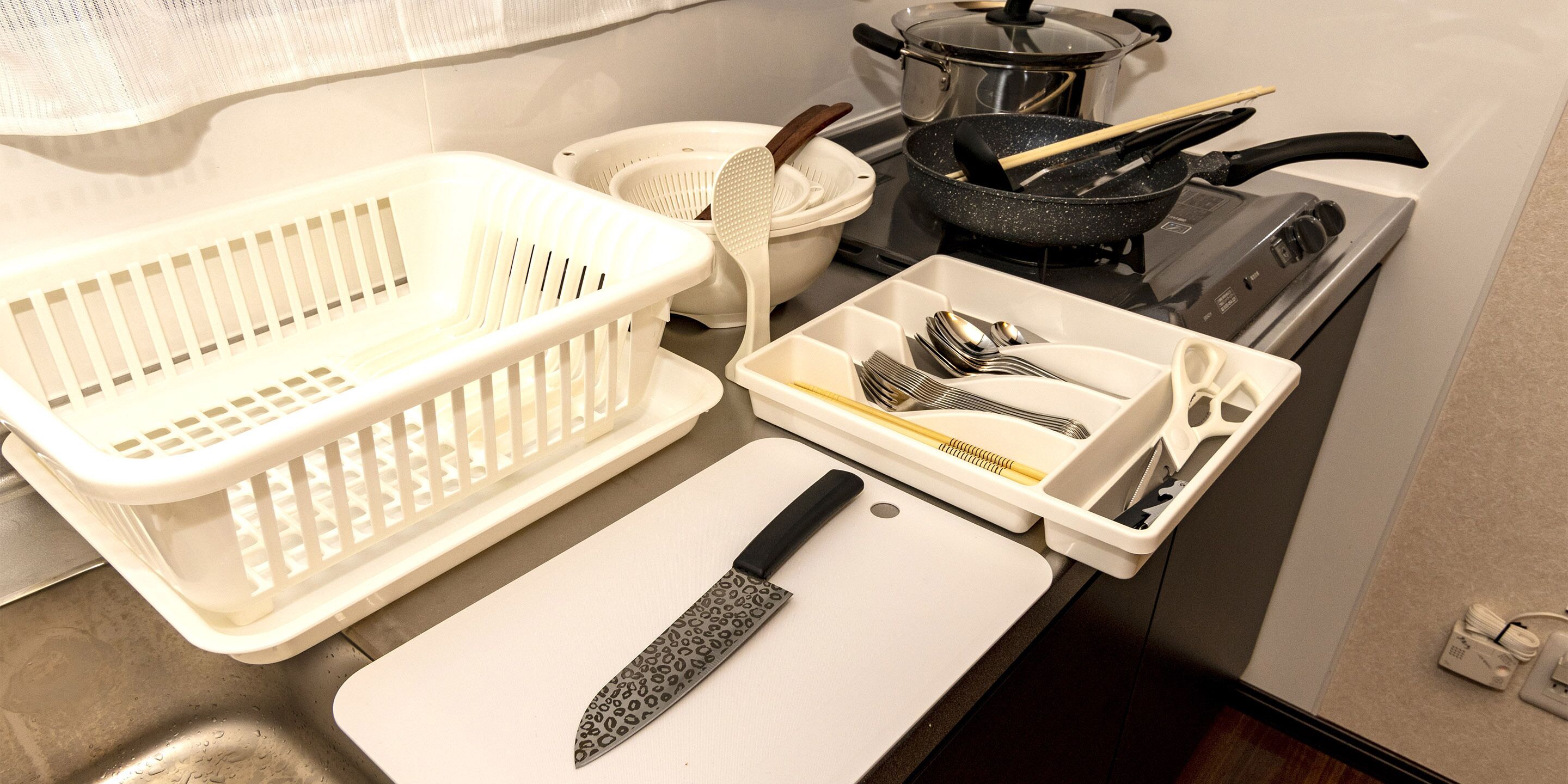 Réfrigérateur, micro-ondes, plaque de cuisson, bouilloire électrique