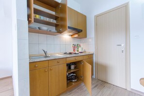 Réfrigérateur, micro-ondes, lave-vaisselle, cafetière/bouilloire