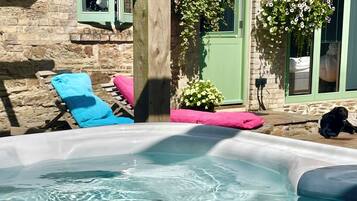 Tina de hidromasaje al aire libre