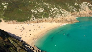 Playa en los alrededores, camastros y toallas de playa