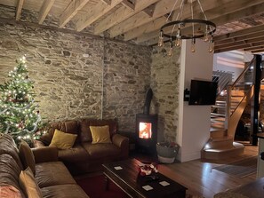 Una Smart TV, una chimenea