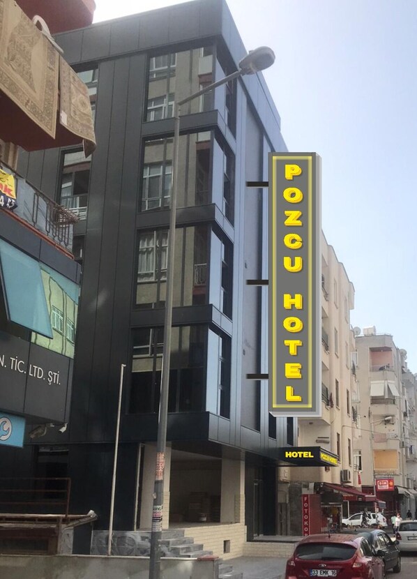 Um edifício moderno com uma placa vertical destacada para o