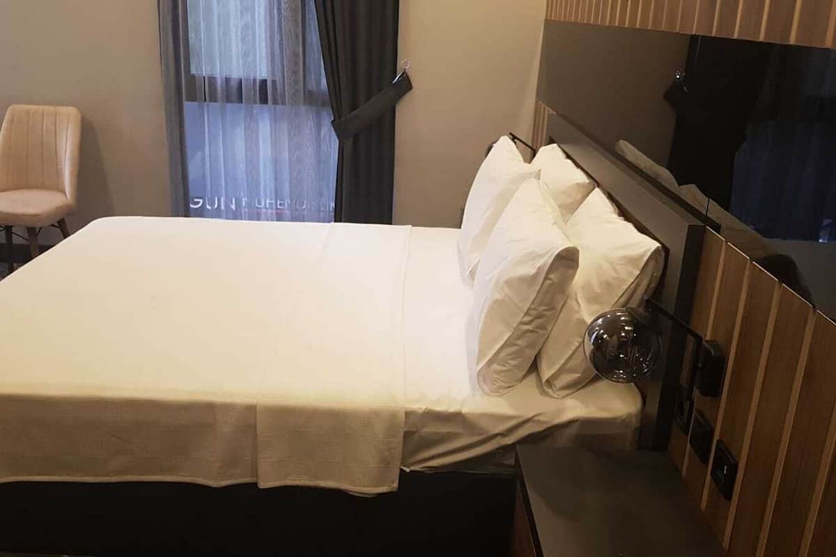 standard room | egyptian cotton sheets, premium bedding, desk, laptop workspace