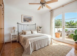 3 slaapkamers, een strijkplank/strijkijzer, reisbedje, wifi