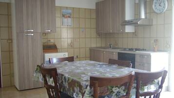 KĂŒhlschrank, Mikrowelle, Ofen, Herdplatte