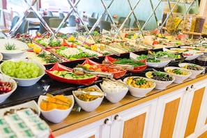A buffet with various food items and utensils. - Acacia Mansion Hotel (Istanbul)