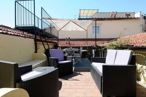 Outdoor dining - cozy double bedroom in Attic apartment (Firenze)