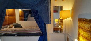 Room - cozy double bedroom in Attic apartment (Firenze)