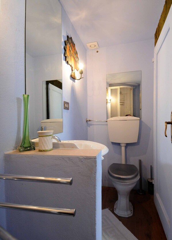Bathroom - cozy double bedroom in Attic apartment (Firenze)
