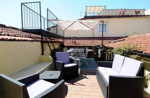Outdoor dining - cozy double bedroom in Attic apartment (Firenze)