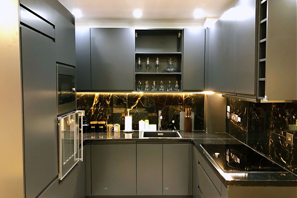 Kühlschrank, Mikrowelle, Ofen, Herdplatte