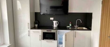 Kylskåp, mikrovågsugn, kaffe- och tebryggare och vattenkokare