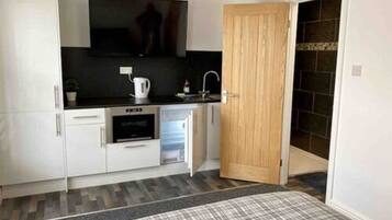 Standard Single Room, 1 Single Bed | Private kitchen | Coffee/tea maker, fridge, microwave, electric kettle