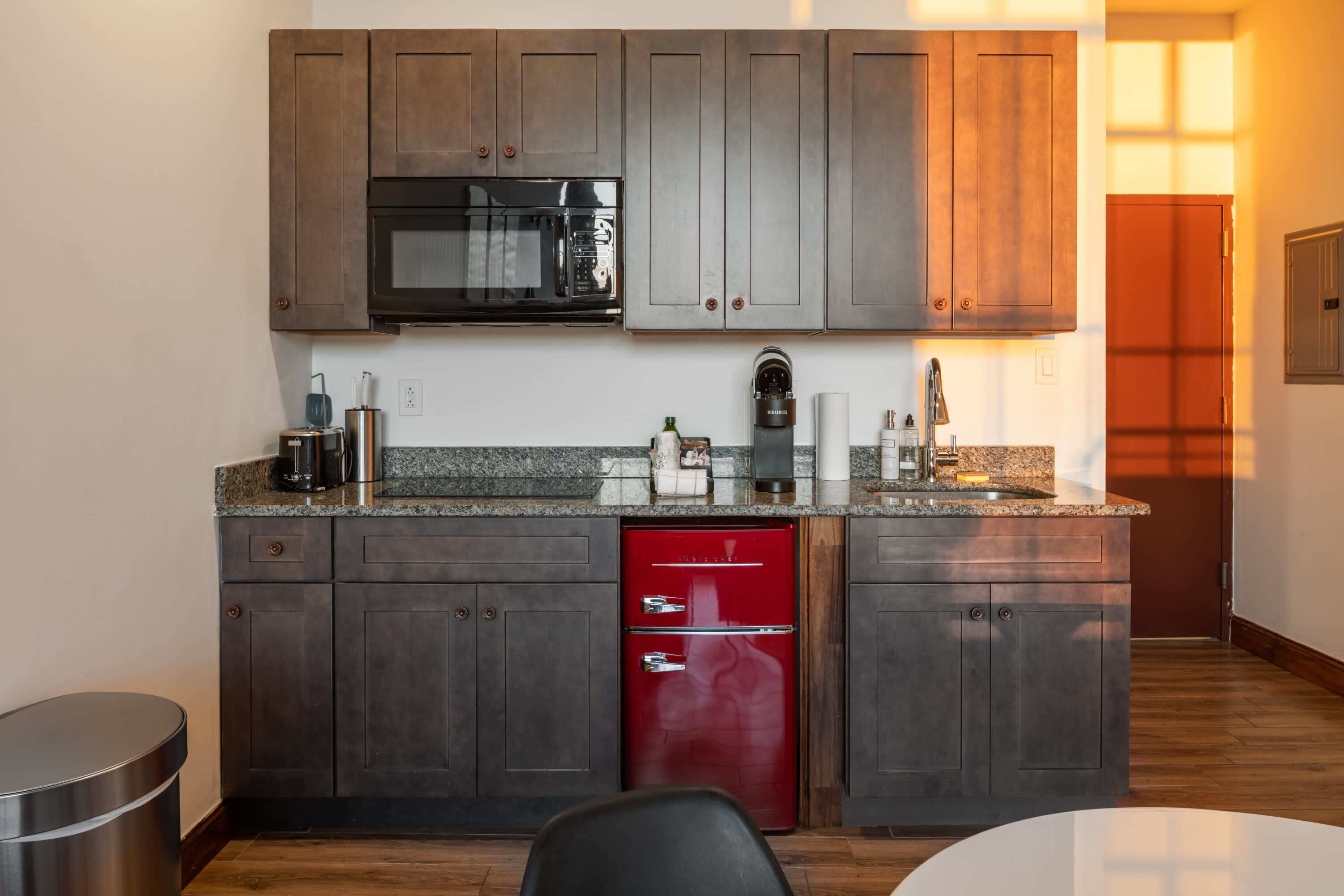 Een koelkast, een microgolfoven, een kookplaat