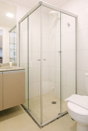 Shower, hair dryer, towels, soap - Jacques Pilon Residence (São Paulo)