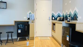 Business Room | Private kitchen | Microwave, toaster, cookware/dishes/utensils