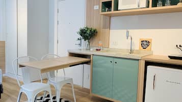 行政客房 | 私人小型廚房 | 微波爐、多士爐、廚房用具/餐具/器皿