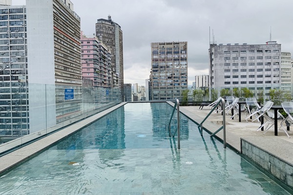 Alberca al aire libre y camastros