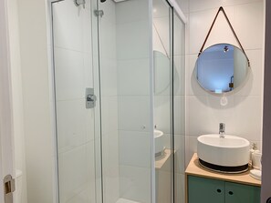 Executive Room | Bathroom | Shower, hair dryer, towels - Akile Av São Luiz (São Paulo)