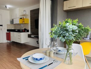 Business studio | Woonruimte | Een 40-inch smart-tv met kabelzenders en televisie