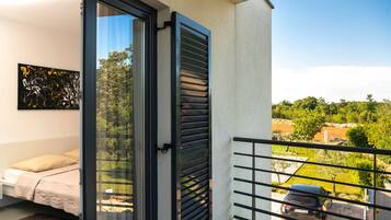 3 bedrooms, in-room safe, iron/ironing board, free WiFi