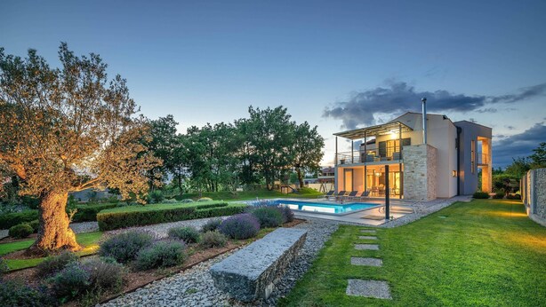 A modern house with a swimming pool, stone pathway, and well-maintained garden. - Villa Lounge Kapelana in Istria, Pool, Garden, BBQ (Svetvinčenat)