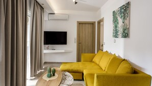 Un salon moderne avec un canapé jaune, une table basse en bois et un cactus posé sur la table.