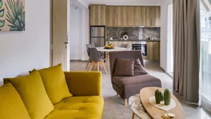 Un salon moderne avec un canapé jaune, un canapé marron et une table basse en bois sur laquelle est posé un cactus.