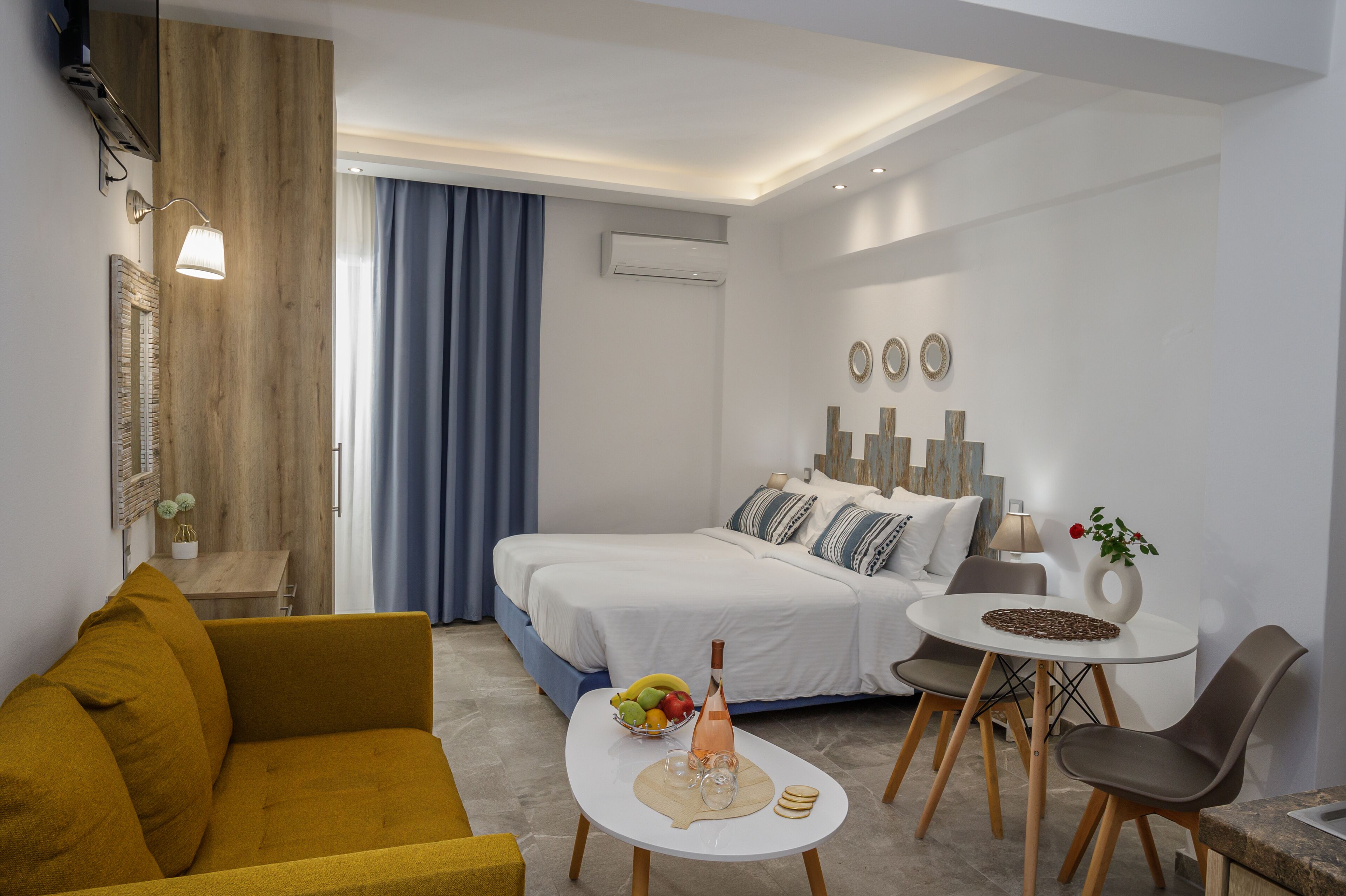 Luxury Studio | Living area | Flat-screen TV, DVD player