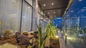 Un edificio moderno con ventanas amplias y fachada de vidrio.