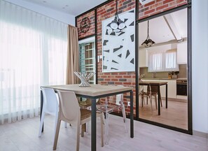 Deluxe Apartment | In-room dining - No 6 Apartments (Constanta)