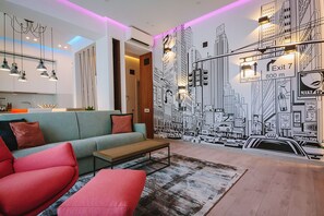 Ein modernes Wohnzimmer mit Stadtbild-Wandgemälde, einer Couch, einem Couchtisch und Pendelleuchten.