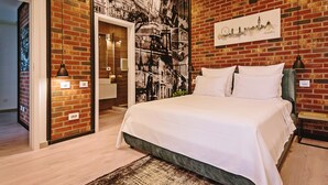 Un dormitorio con pared de ladrillo, una cama grande y un mural con vista a la ciudad.