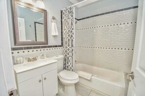 Bañera con ducha, secador de pelo, toallas, jabón