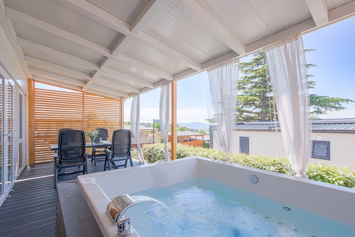 Premium mobile home, jetted tub | Terras