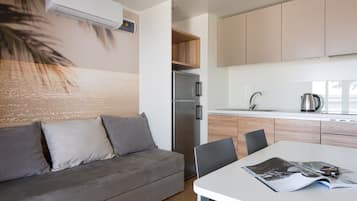 Premium mobile home | Private kitchen | Fridge, stovetop, dishwasher, cookware/dishes/utensils