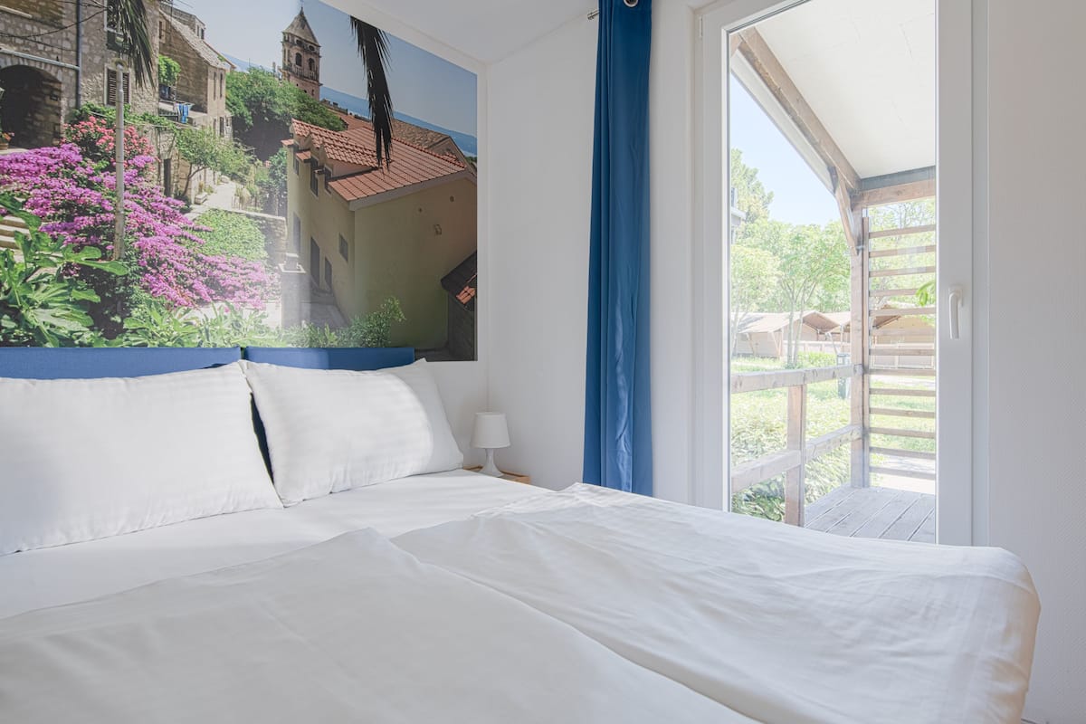 Standard Mobile Home for 7 | In-room safe, desk, free WiFi, bed sheets