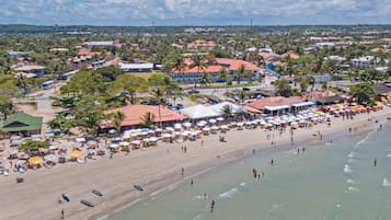 Na praia, areia branca, bar na praia