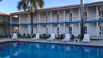 Piscine extérieure, chaises longues