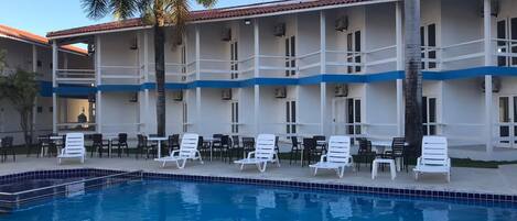 Utomhuspool och solstolar