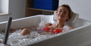 อ่างน้ำร้อน, ทรีทเมนท์ดูแลผิว, อโรมาเธอราพี, 5 ห้องทรีทเมนท์, ทำเล็บ
