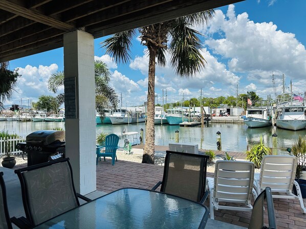 Outdoor dining - LIMITED SPECIAL: Waterfront Paradise with Private Dock - Exclusive Discount! (Hernando Beach)