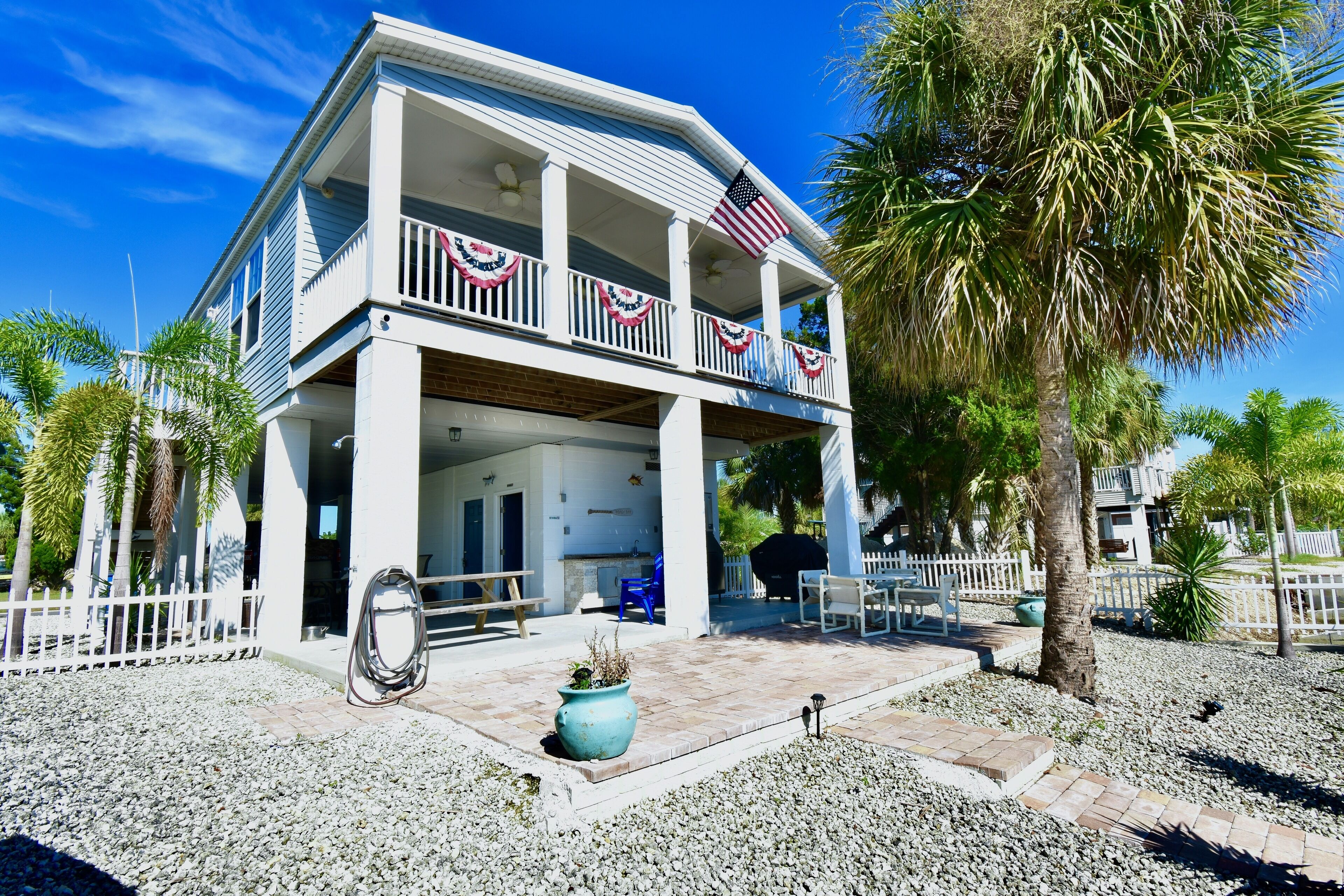 Beautiful house with private dock on Saltwater canal, very close to boat ramp