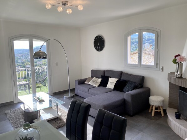 Smart TV, books, stereo