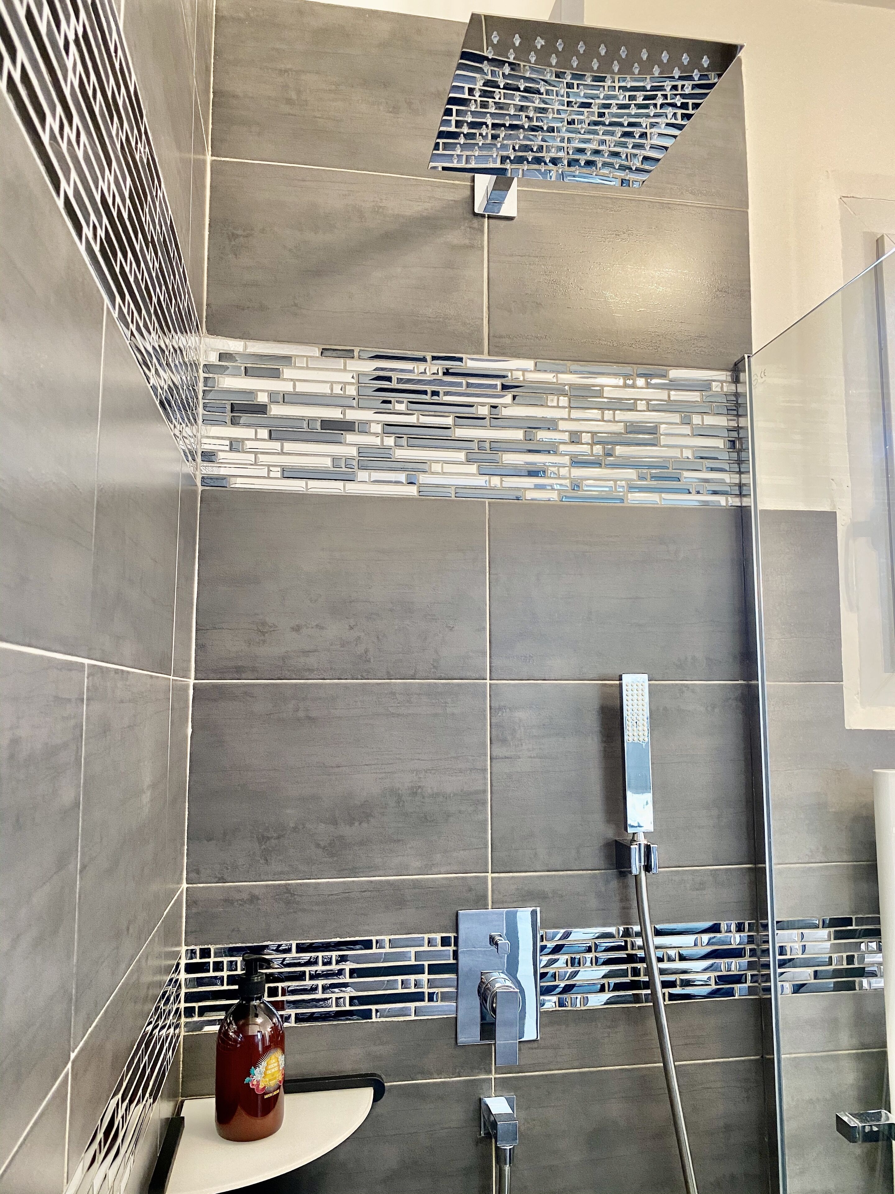 Dusche, Haartrockner, Hausschuhe, Handtücher