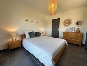 1 chambre, coffre-fort, fer et planche à repasser