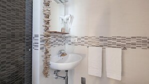 Basic Double Room | Bathroom - Affittacamere Dei Mille (La Spezia)