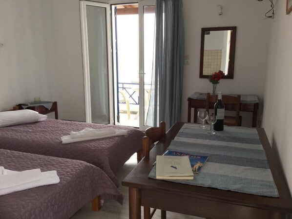 Habitación con 2 camas individuales, vista al mar | Insonorización y wifi gratis 