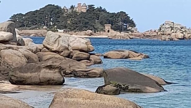 Un littoral rocheux, parsemé de gros blocs de pierre, et une mer d’un bleu limpide.