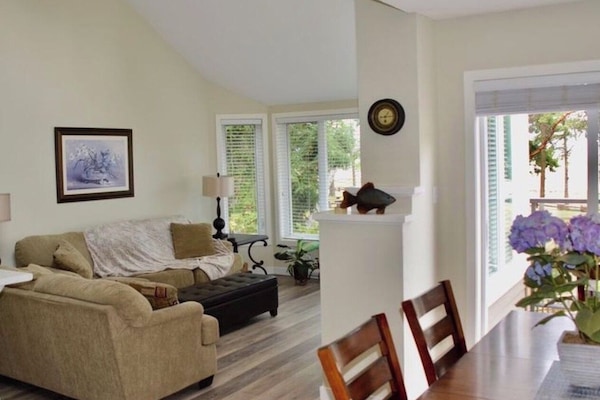 Smart-tv, een open haard en boeken